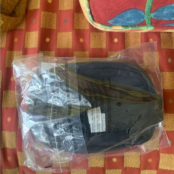 NWT Lululemon Everywhere Belt Bag in Black - Picture 4 of 5
